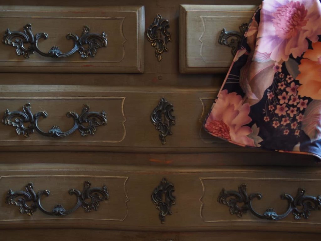 détail commode galbée