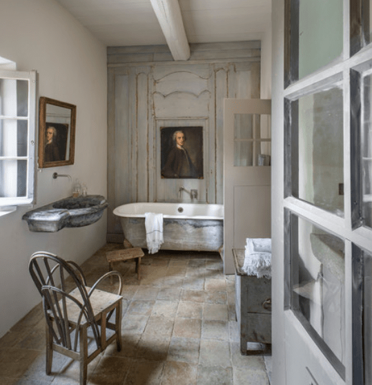 salle de bains lambrissée
