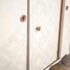 relooking d'un buffet année 50 en blanc avec motifs nacrés