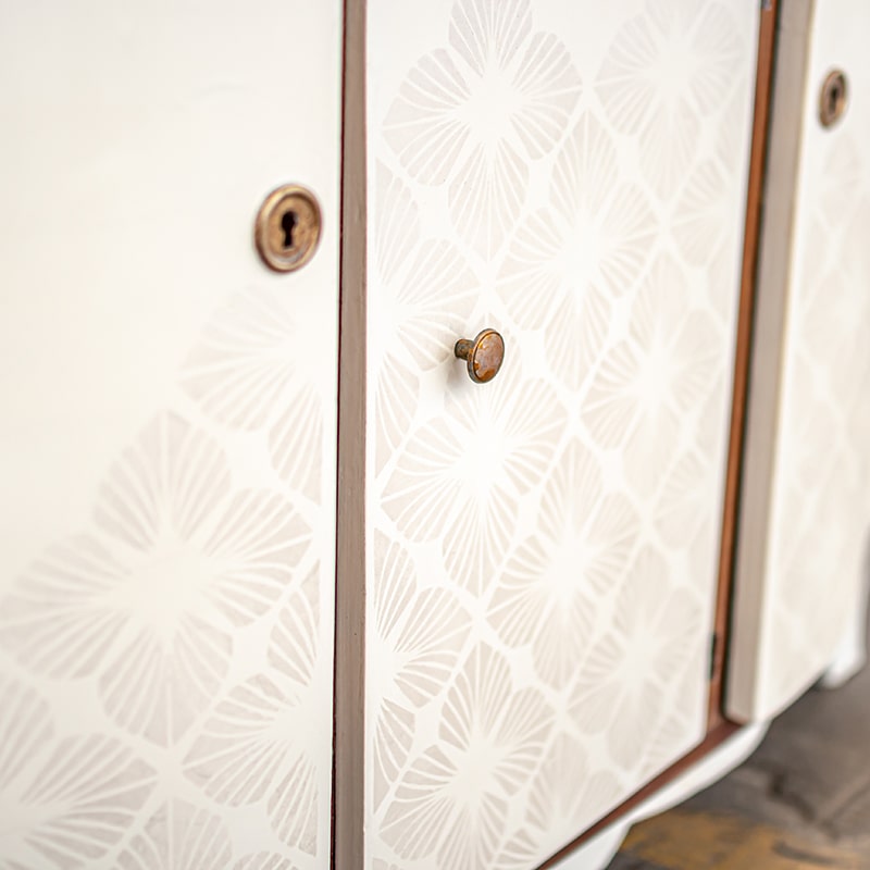 relooking d'un buffet année 50 en blanc avec motifs nacrés