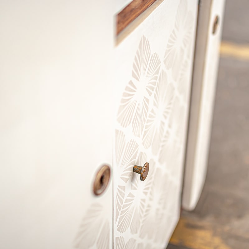 relooking d'un buffet année 50 en blanc avec motifs nacrés