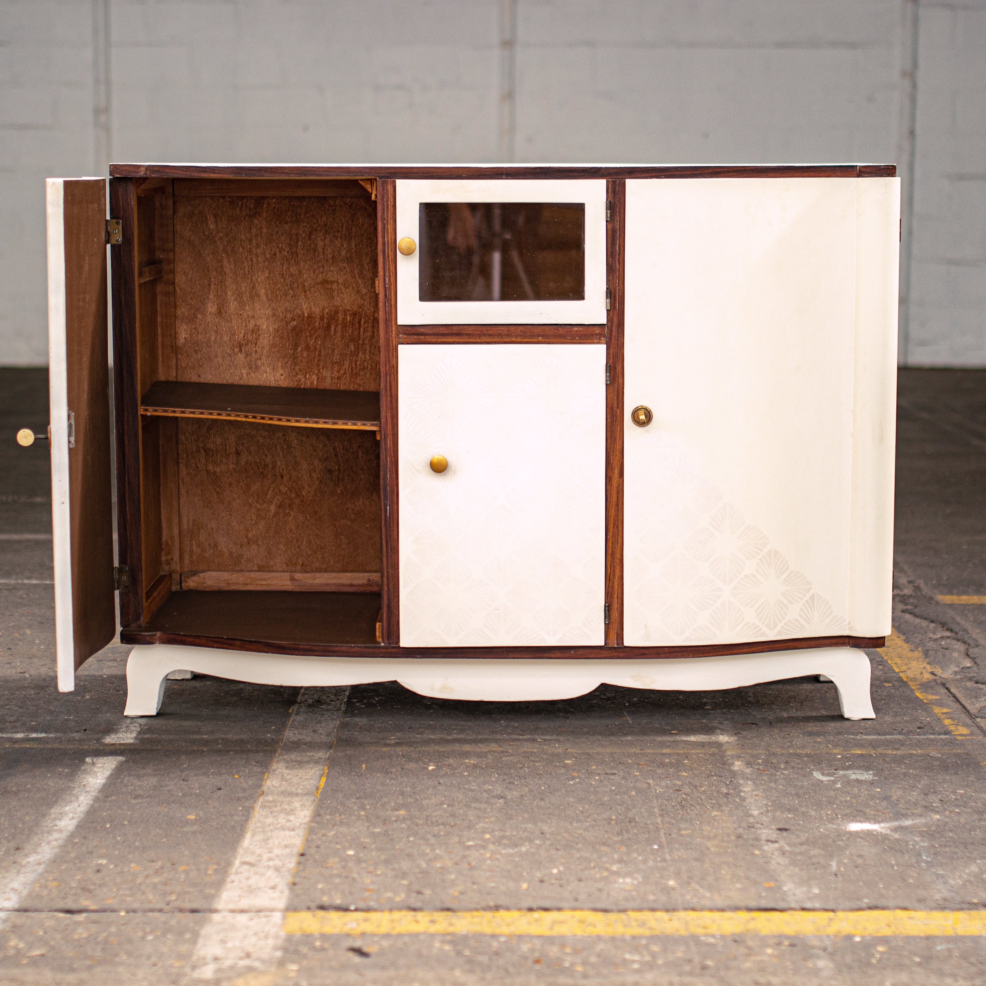 relooking d'un buffet année 50 en blanc avec motifs nacrés