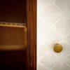 relooking d'un buffet année 50 en blanc avec motifs nacrés