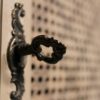 meuble-hifi-cannage-peint-la-fee-caseine-min détail d'un cannage peint en croisillon sur un meuble hifi entièrement peinte et patiné à la main par La Fée Caséine