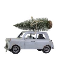 petite voiture bleue avec sapin sur le toit pour décorer à noël