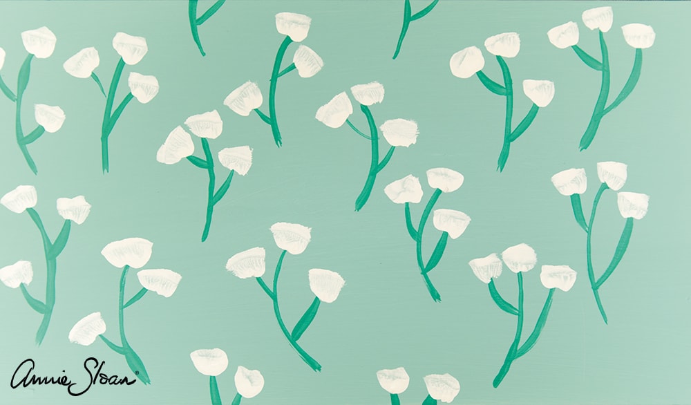 motifs-fleurs-pinceaux-detail-annie-sloan-min motif réalisé grâce à la boite de pinceaux de détail Annie Sloan