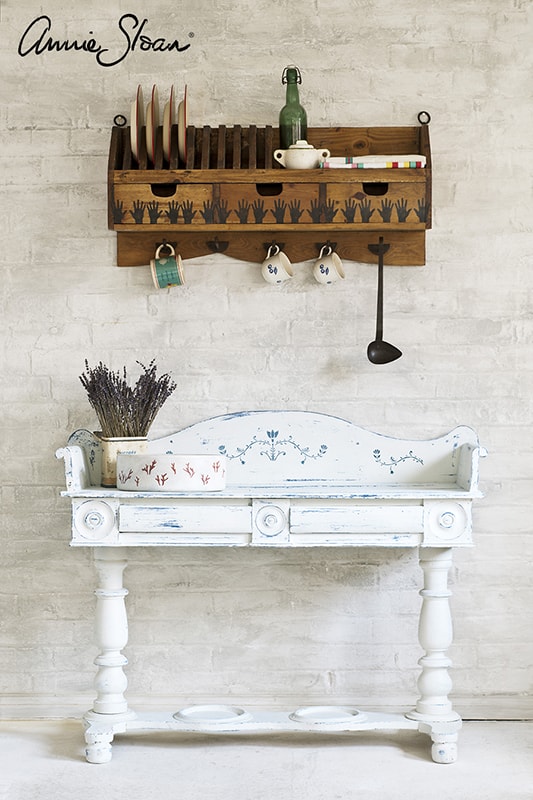 meuble relooké avec le pochoir Freya d'Annie Sloan