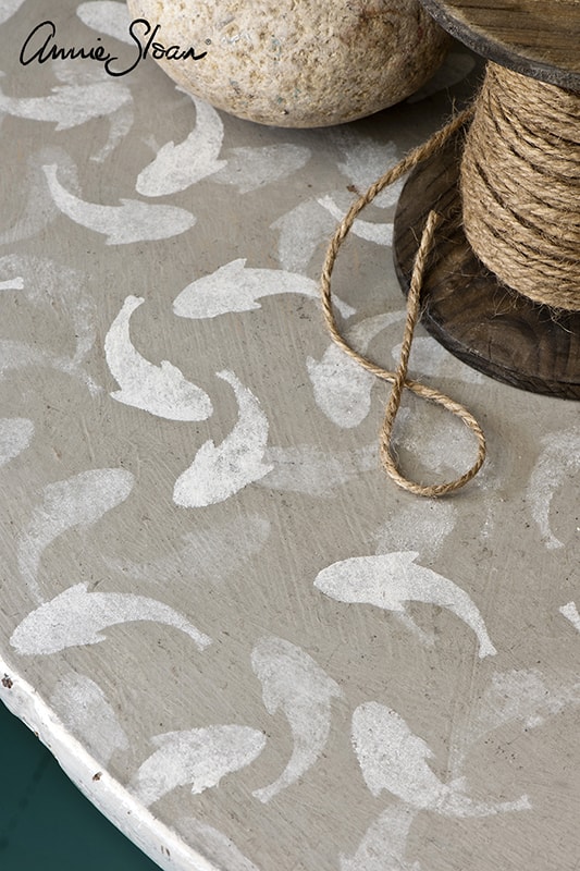 meuble relooké avec le pochoir poissons d'Annie Sloan