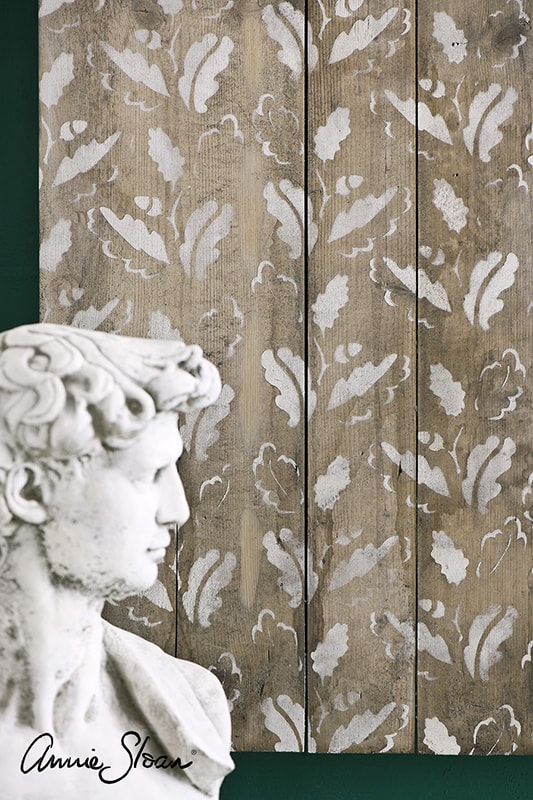 pochoir-oak-leaves-annie-sloan-relooking-meuble-min meuble relooké avec le pochoir feuilles de chêne d'Annie Sloan