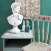 pochoir-roses-feuilles-de-chene-annie-sloan-relooking-meuble-min table de chevet relookée avec le pochoir bouquet de roses d'Annie Sloan