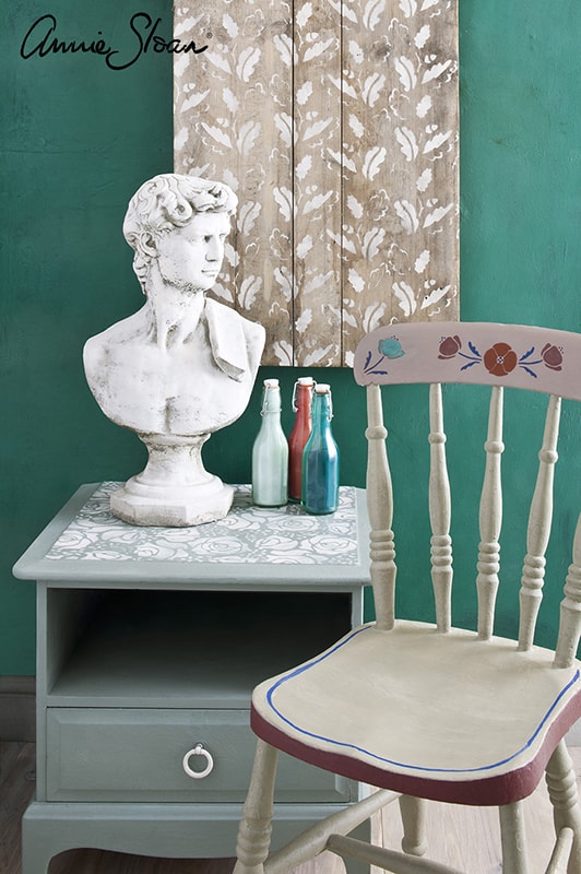 pochoir-roses-feuilles-de-chene-annie-sloan-relooking-meuble-min table de chevet relookée avec le pochoir bouquet de roses d'Annie Sloan