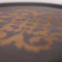 détail d'une sellette grise cendrée avec motif bois sur plateau entièrement peinte et patinée à la main pas La Fée Caséine