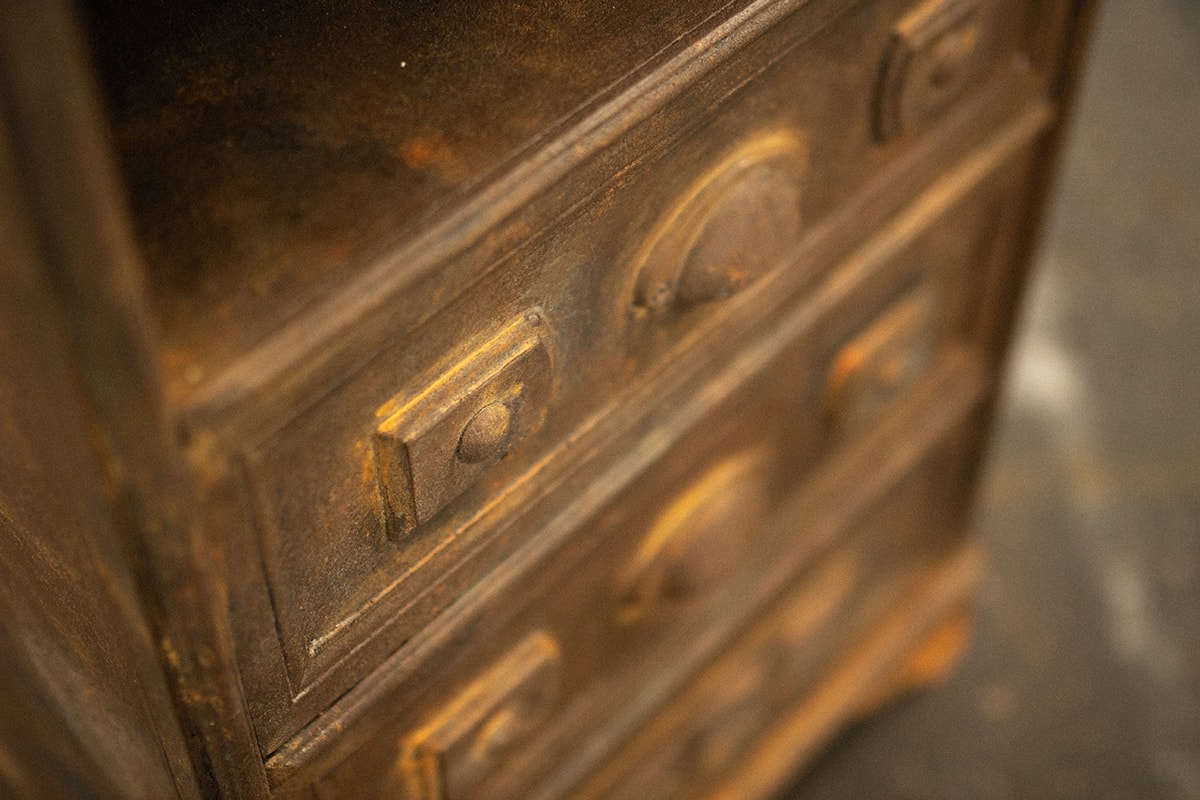 relooking d'une table d'appoint avec la technique de la fausse rouille. Pièce unique de La Fée Caséine peinte avec la Chalk Paint Annie Sloan