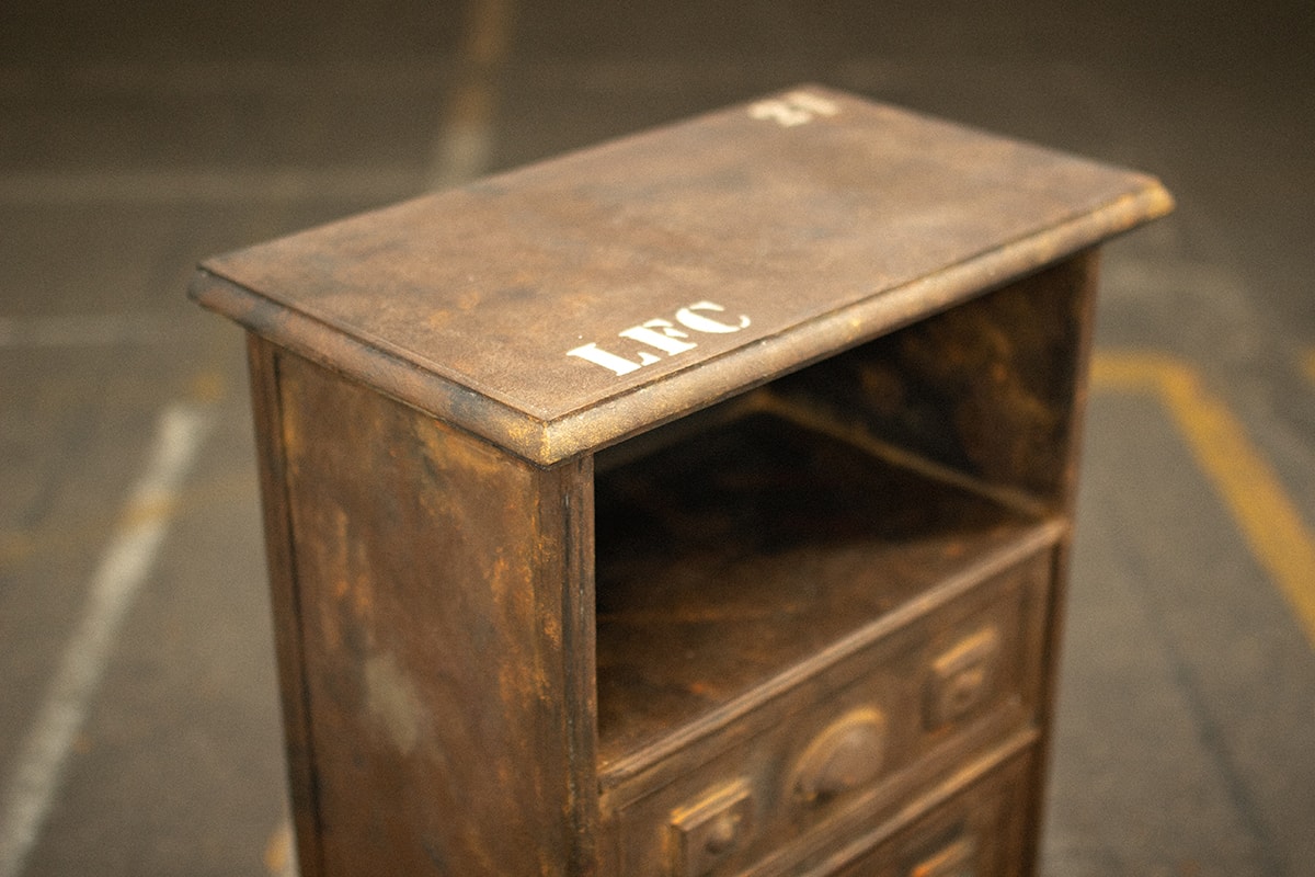 relooking d'une table d'appoint avec la technique de la fausse rouille. Pièce unique de La Fée Caséine peinte avec la Chalk Paint Annie Sloan
