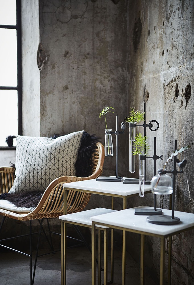 vase-verre-suspendu-laboratoire-min vases suspendus en verre de style laboratoire dans une déco de salon