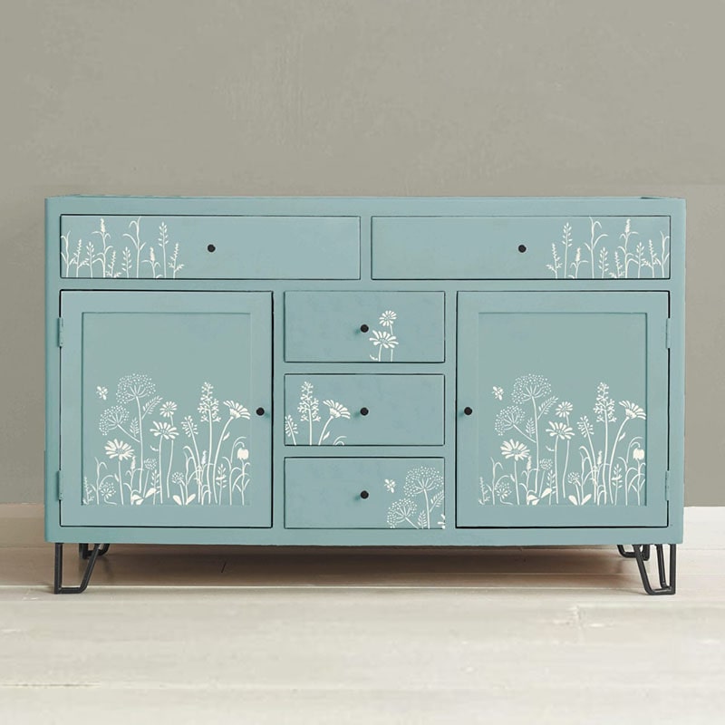 pochoir meadow flowers annie sloan peint sur un buffet