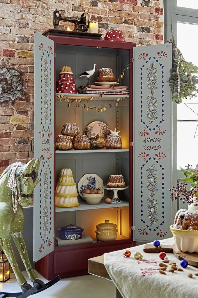 armoire peinte par La Fée Caséine avec les pochoirs et la Chalk paint Annie Sloan