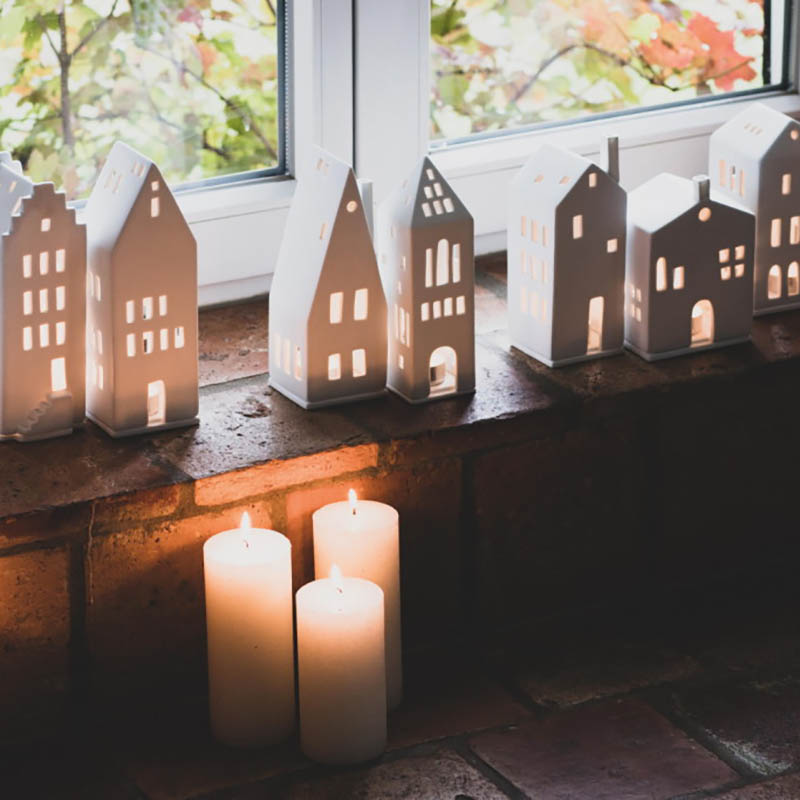 photophore en porcelaine blanche en forme de maison