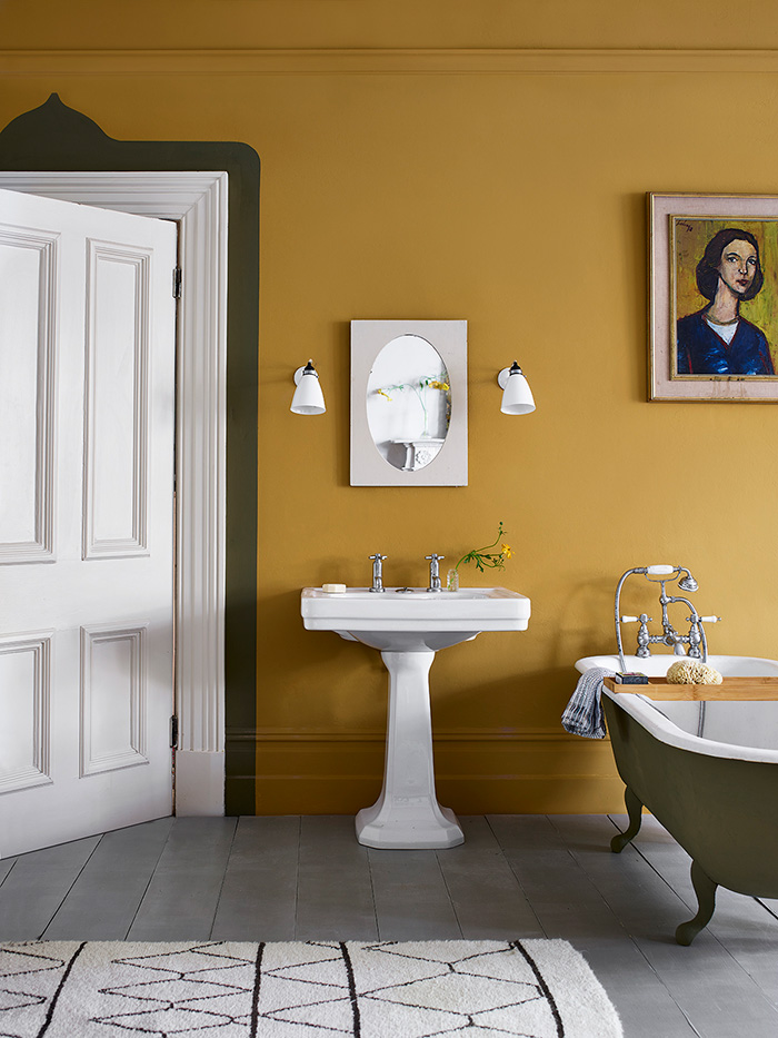 salle d'eau peinte en jaune avec la wall paint Annie Sloan dans la teinte Carnaby yellow