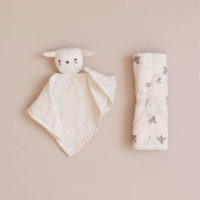 doudou lange d'un agneau en coton blanc