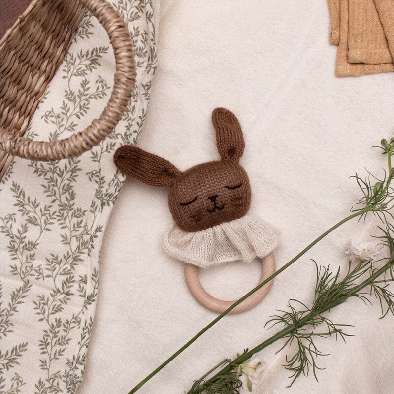 anneau-dentition-lapin-laine-noisette lapin en lain sur anneau de dentition bois